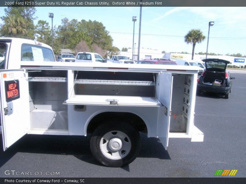 Oxford White / Medium Flint 2006 Ford F250 Super Duty XL Regular Cab Chassis Utility