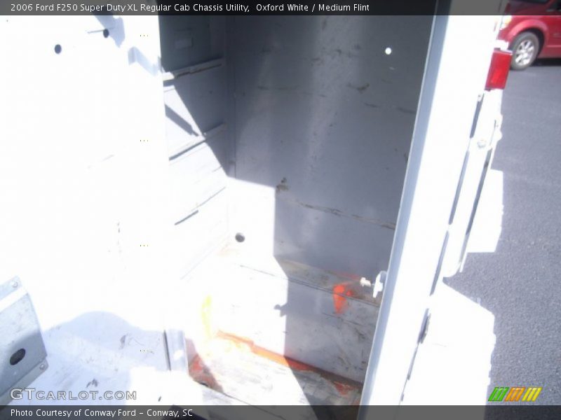 Oxford White / Medium Flint 2006 Ford F250 Super Duty XL Regular Cab Chassis Utility