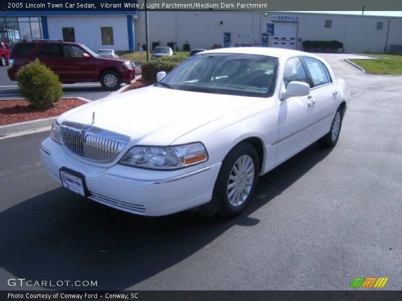 Vibrant White / Light Parchment/Medium Dark Parchment 2005 Lincoln Town Car Sedan