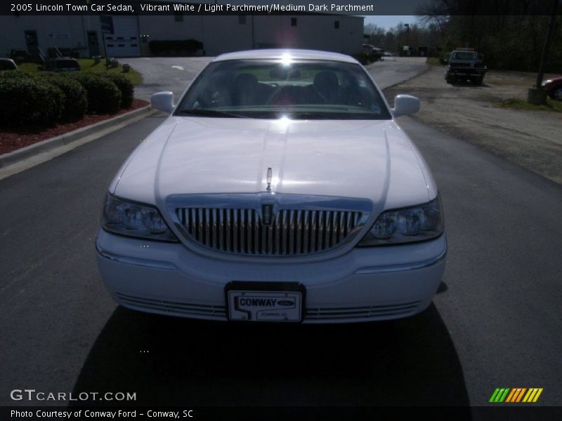 Vibrant White / Light Parchment/Medium Dark Parchment 2005 Lincoln Town Car Sedan