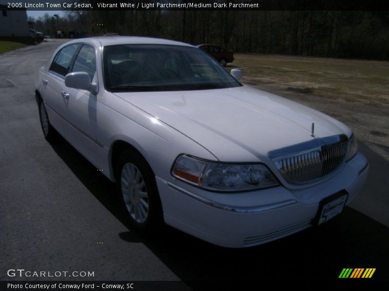 Vibrant White / Light Parchment/Medium Dark Parchment 2005 Lincoln Town Car Sedan