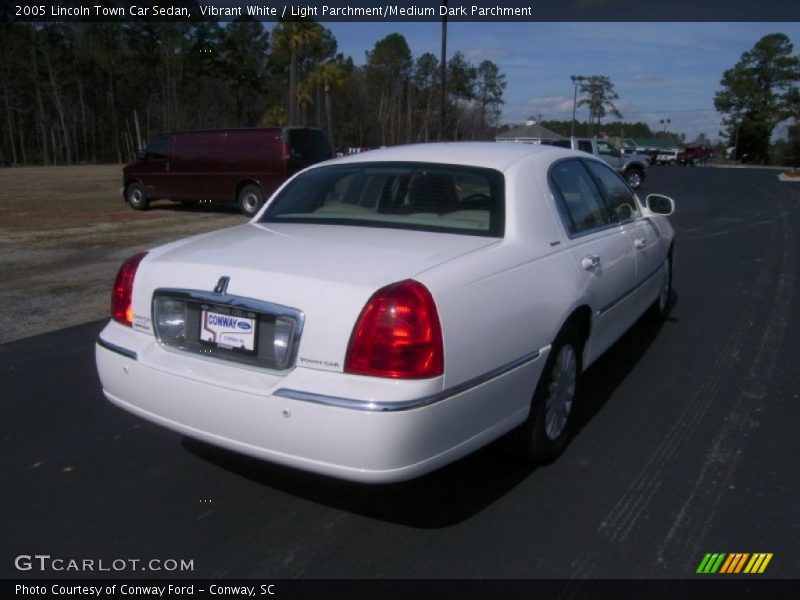 Vibrant White / Light Parchment/Medium Dark Parchment 2005 Lincoln Town Car Sedan