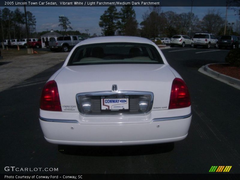 Vibrant White / Light Parchment/Medium Dark Parchment 2005 Lincoln Town Car Sedan