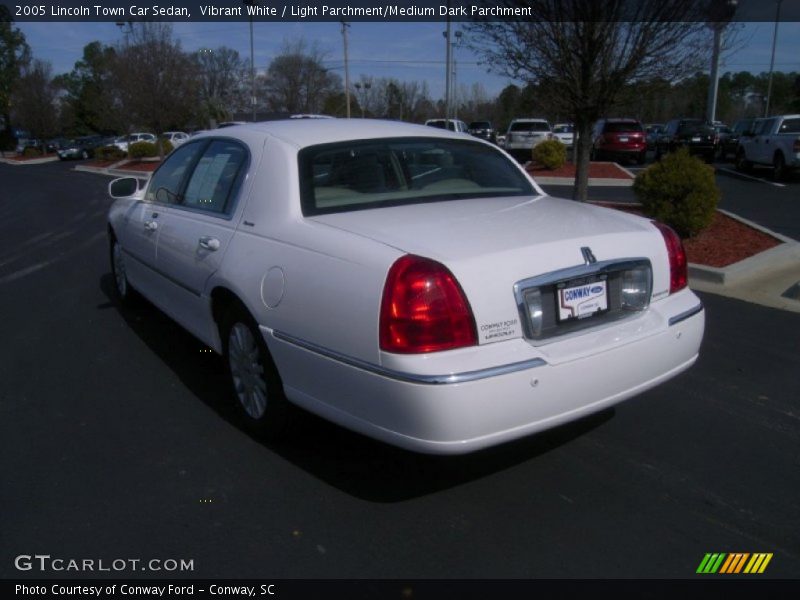 Vibrant White / Light Parchment/Medium Dark Parchment 2005 Lincoln Town Car Sedan