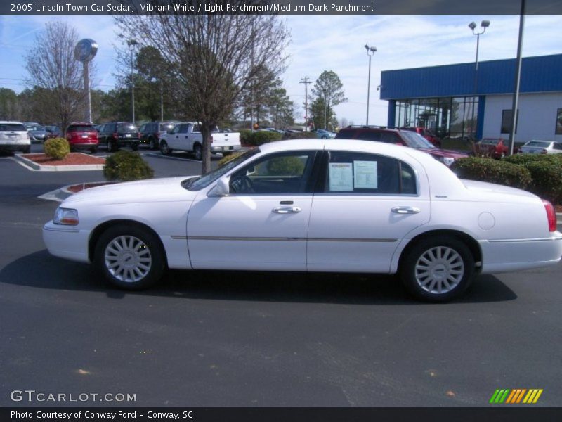 Vibrant White / Light Parchment/Medium Dark Parchment 2005 Lincoln Town Car Sedan