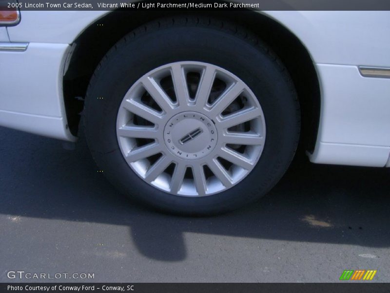 Vibrant White / Light Parchment/Medium Dark Parchment 2005 Lincoln Town Car Sedan