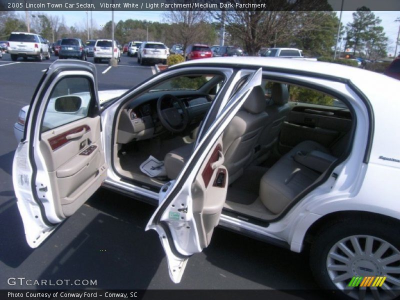 Vibrant White / Light Parchment/Medium Dark Parchment 2005 Lincoln Town Car Sedan