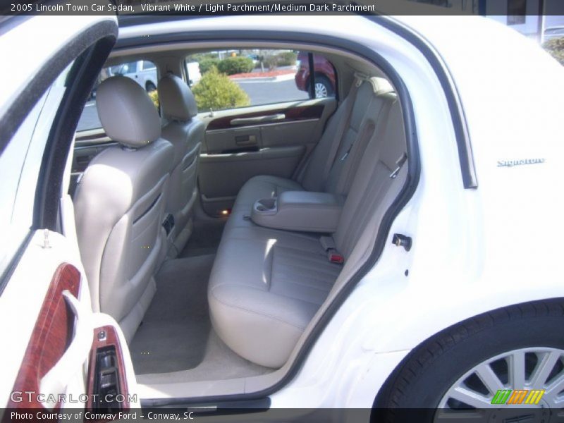 Vibrant White / Light Parchment/Medium Dark Parchment 2005 Lincoln Town Car Sedan