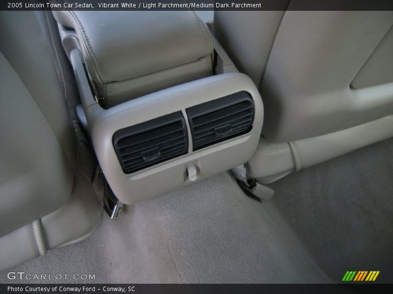 Vibrant White / Light Parchment/Medium Dark Parchment 2005 Lincoln Town Car Sedan