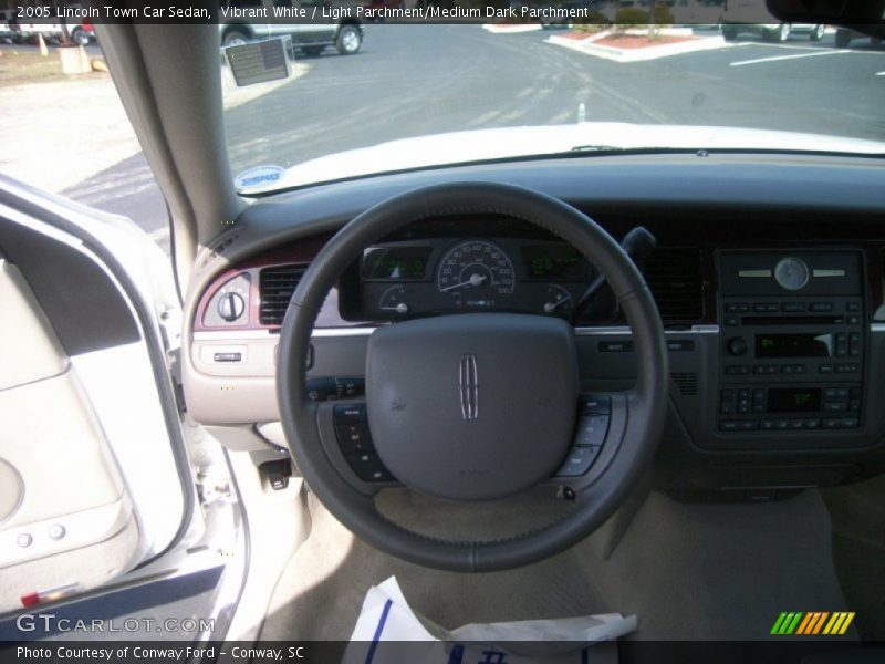 Vibrant White / Light Parchment/Medium Dark Parchment 2005 Lincoln Town Car Sedan