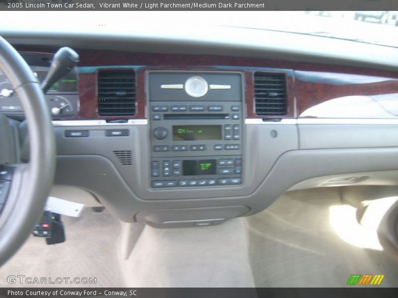 Vibrant White / Light Parchment/Medium Dark Parchment 2005 Lincoln Town Car Sedan