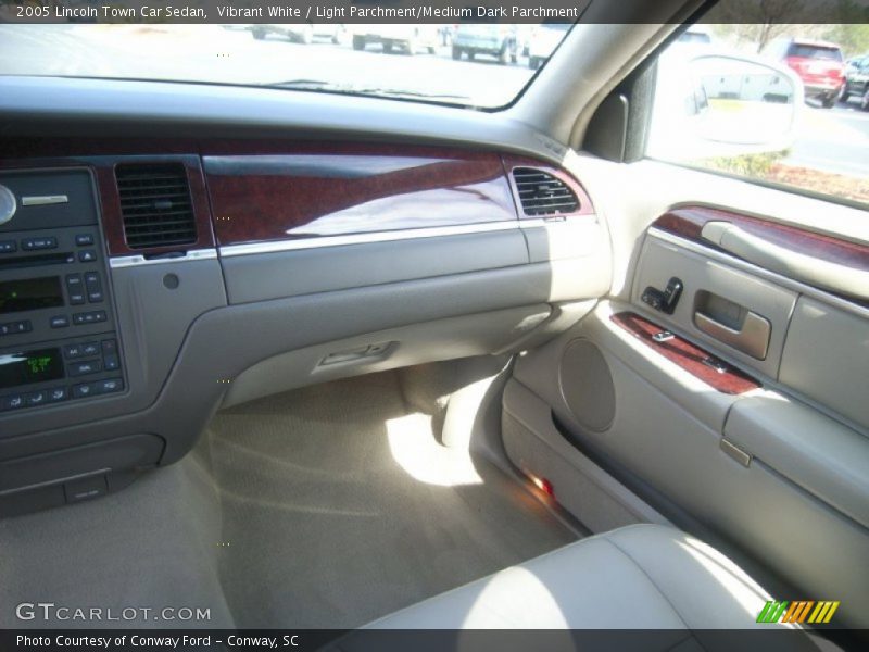 Vibrant White / Light Parchment/Medium Dark Parchment 2005 Lincoln Town Car Sedan