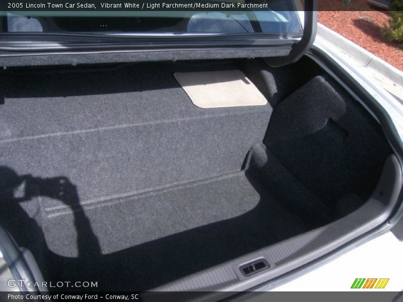 Vibrant White / Light Parchment/Medium Dark Parchment 2005 Lincoln Town Car Sedan
