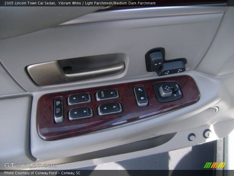 Vibrant White / Light Parchment/Medium Dark Parchment 2005 Lincoln Town Car Sedan