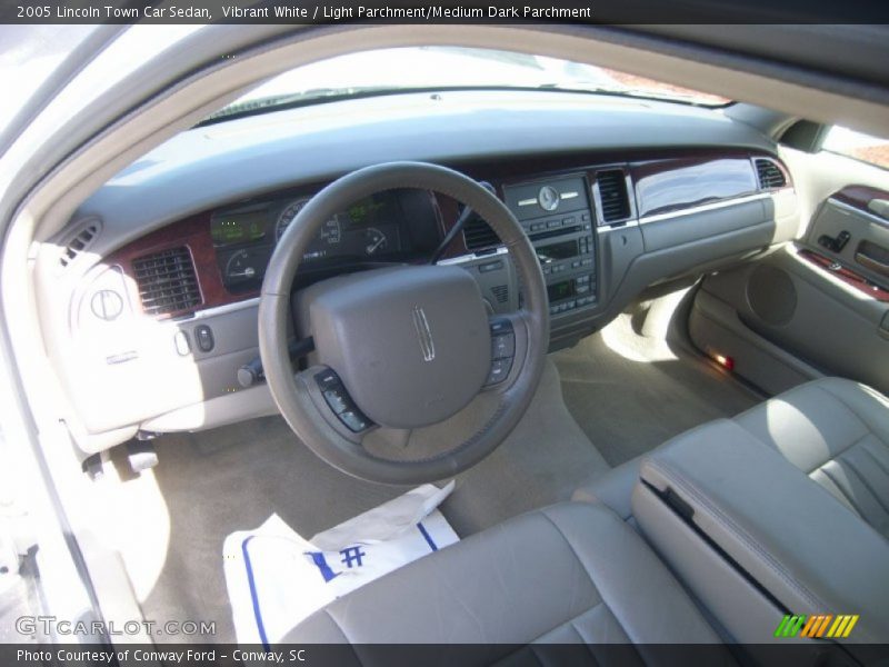 Vibrant White / Light Parchment/Medium Dark Parchment 2005 Lincoln Town Car Sedan