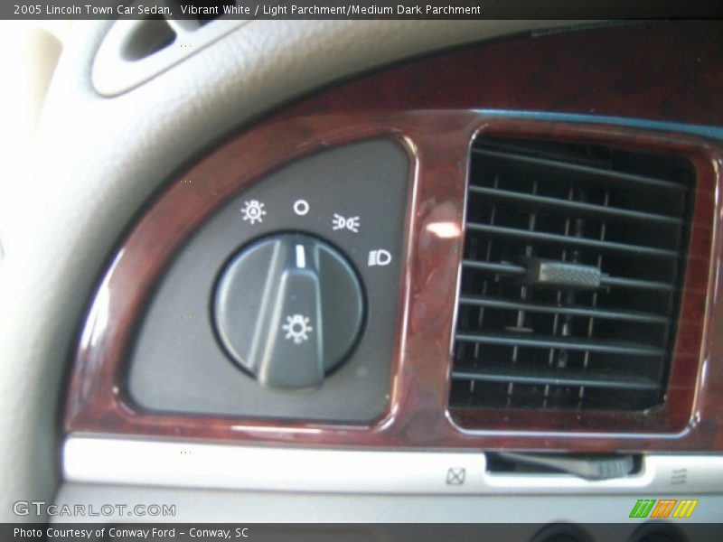 Vibrant White / Light Parchment/Medium Dark Parchment 2005 Lincoln Town Car Sedan