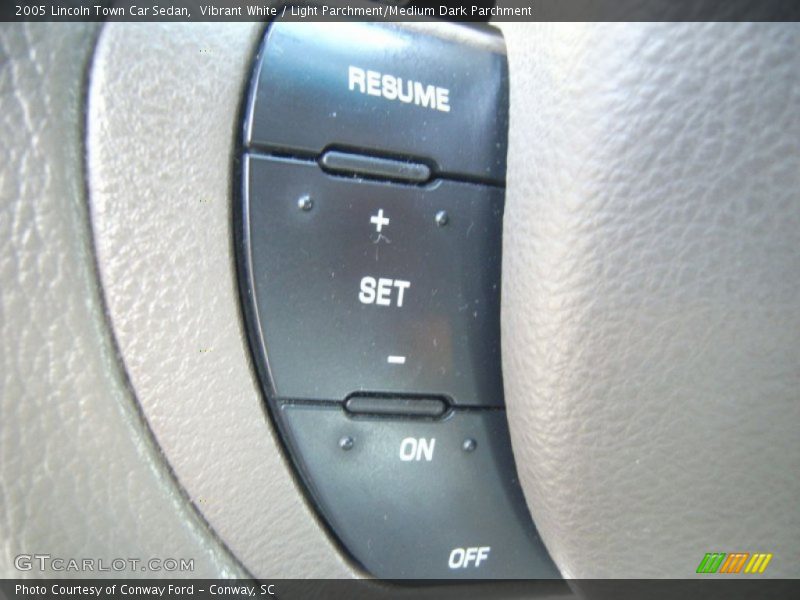 Vibrant White / Light Parchment/Medium Dark Parchment 2005 Lincoln Town Car Sedan