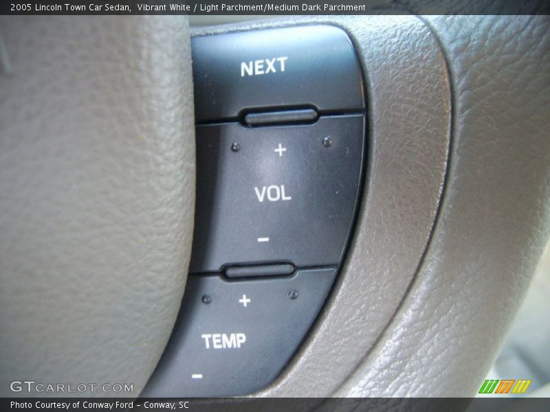 Vibrant White / Light Parchment/Medium Dark Parchment 2005 Lincoln Town Car Sedan