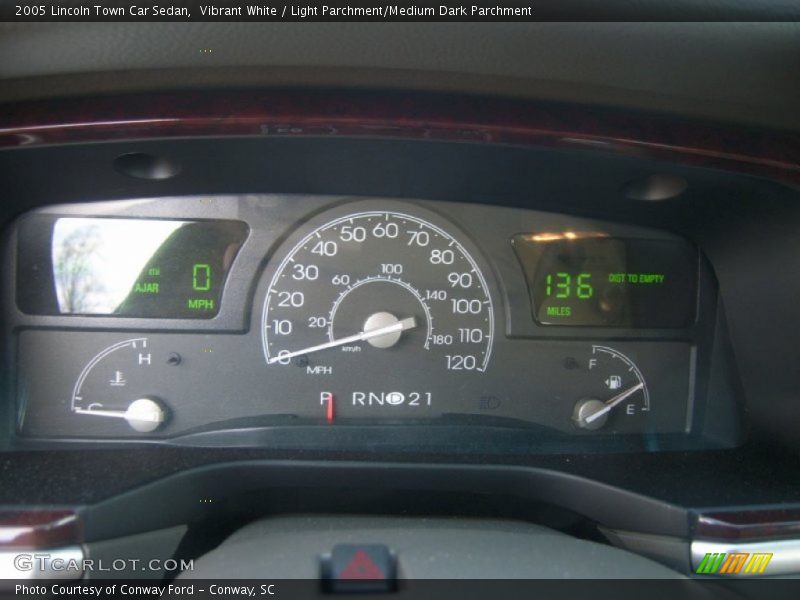 Vibrant White / Light Parchment/Medium Dark Parchment 2005 Lincoln Town Car Sedan