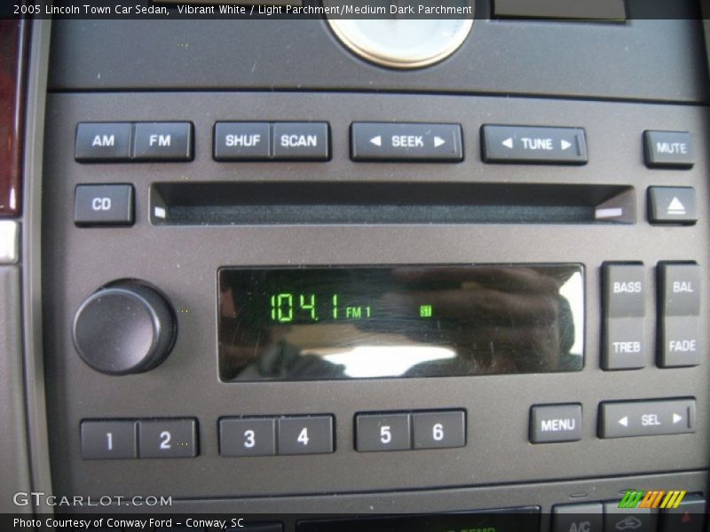 Vibrant White / Light Parchment/Medium Dark Parchment 2005 Lincoln Town Car Sedan