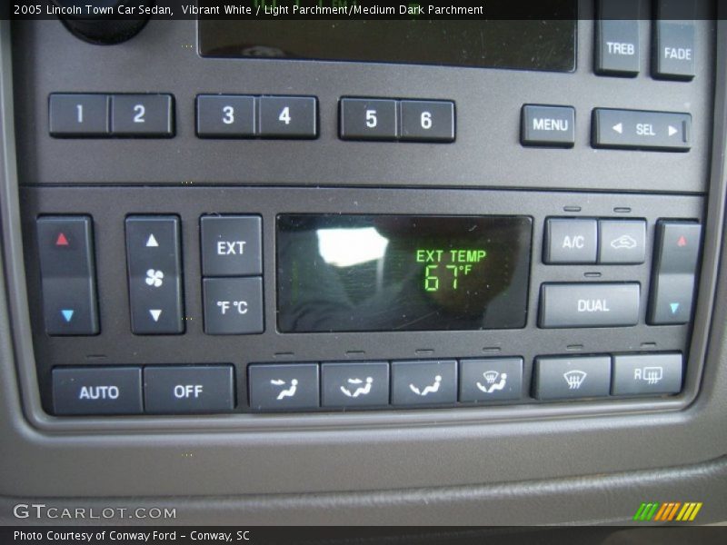 Vibrant White / Light Parchment/Medium Dark Parchment 2005 Lincoln Town Car Sedan