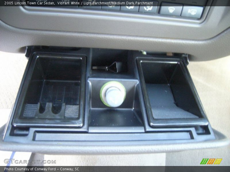 Vibrant White / Light Parchment/Medium Dark Parchment 2005 Lincoln Town Car Sedan