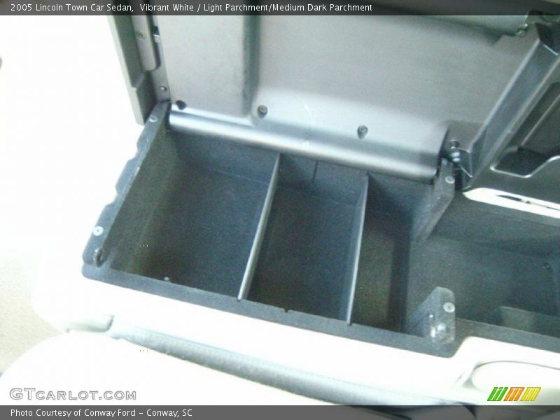 Vibrant White / Light Parchment/Medium Dark Parchment 2005 Lincoln Town Car Sedan