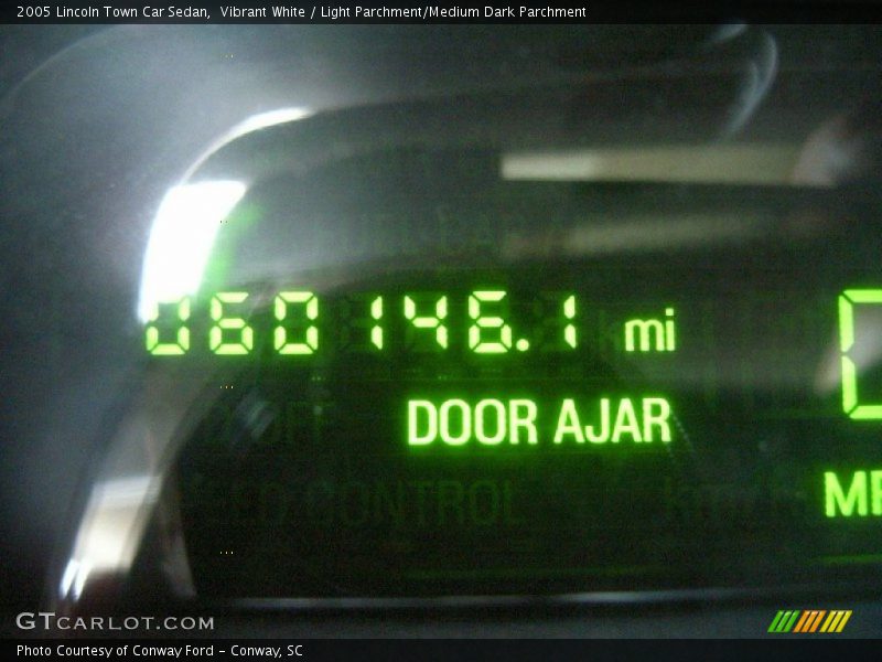 Vibrant White / Light Parchment/Medium Dark Parchment 2005 Lincoln Town Car Sedan