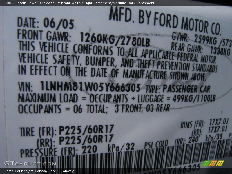 Vibrant White / Light Parchment/Medium Dark Parchment 2005 Lincoln Town Car Sedan