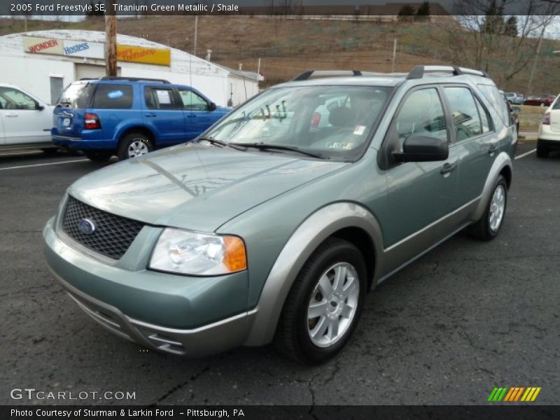 Front 3/4 View of 2005 Freestyle SE