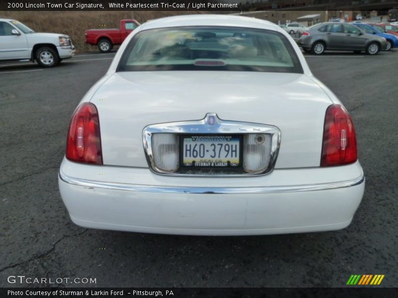 White Pearlescent Tri-Coat / Light Parchment 2000 Lincoln Town Car Signature