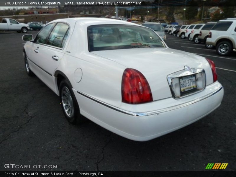 White Pearlescent Tri-Coat / Light Parchment 2000 Lincoln Town Car Signature