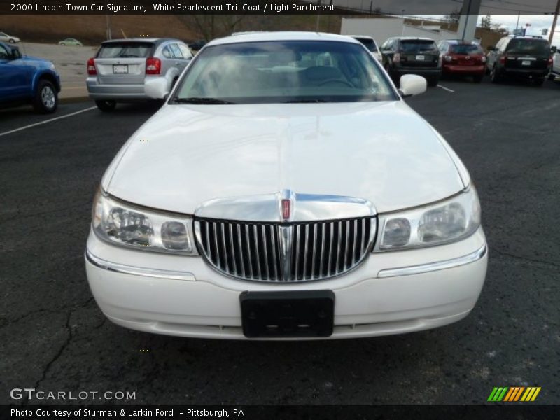 White Pearlescent Tri-Coat / Light Parchment 2000 Lincoln Town Car Signature
