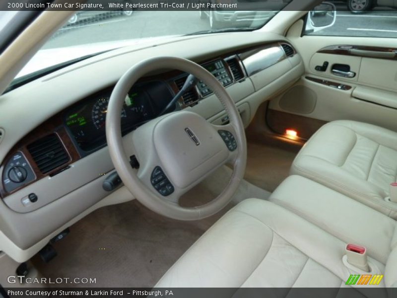 White Pearlescent Tri-Coat / Light Parchment 2000 Lincoln Town Car Signature