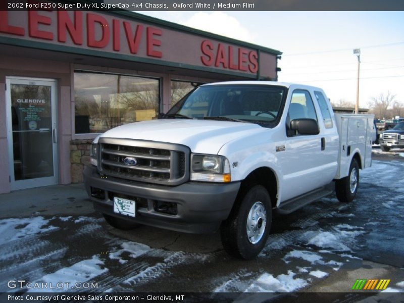 Oxford White / Medium Flint 2002 Ford F250 Super Duty XL SuperCab 4x4 Chassis