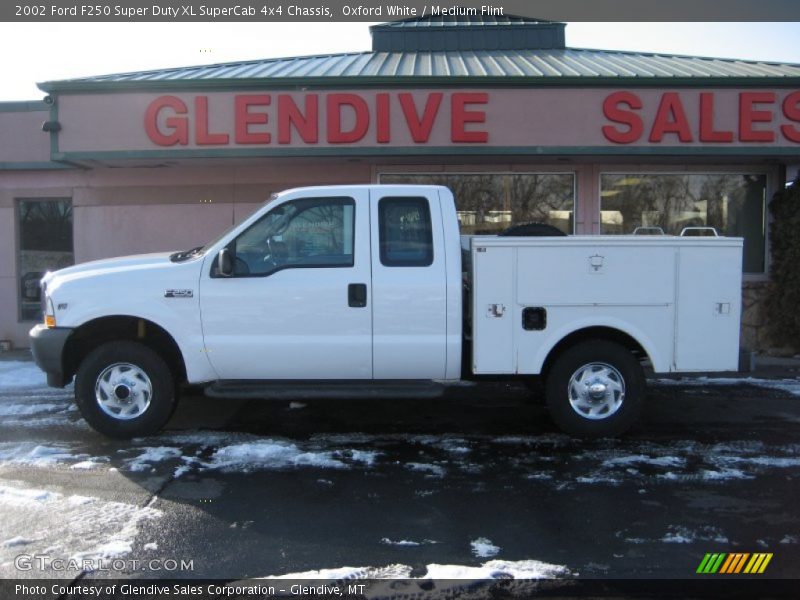 Oxford White / Medium Flint 2002 Ford F250 Super Duty XL SuperCab 4x4 Chassis