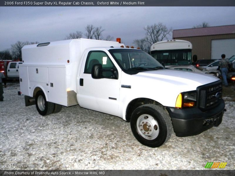 Oxford White / Medium Flint 2006 Ford F350 Super Duty XL Regular Cab Chassis