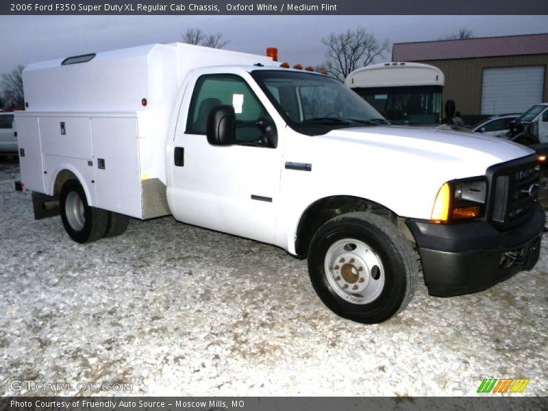 Oxford White / Medium Flint 2006 Ford F350 Super Duty XL Regular Cab Chassis