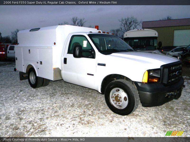 Oxford White / Medium Flint 2006 Ford F350 Super Duty XL Regular Cab Chassis