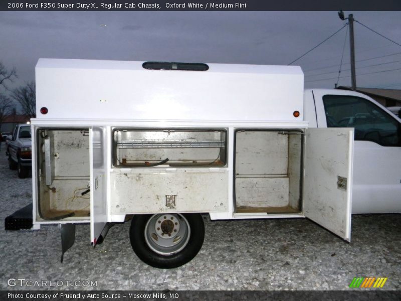 Oxford White / Medium Flint 2006 Ford F350 Super Duty XL Regular Cab Chassis