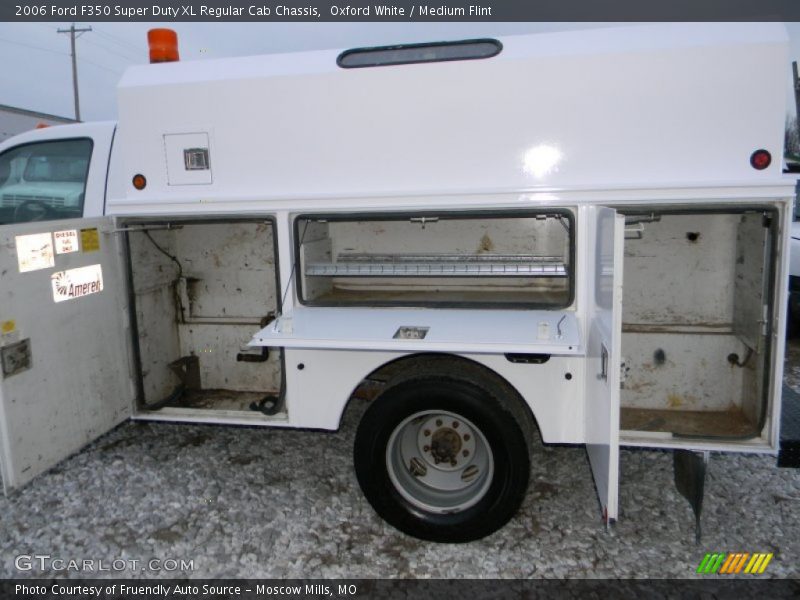Oxford White / Medium Flint 2006 Ford F350 Super Duty XL Regular Cab Chassis