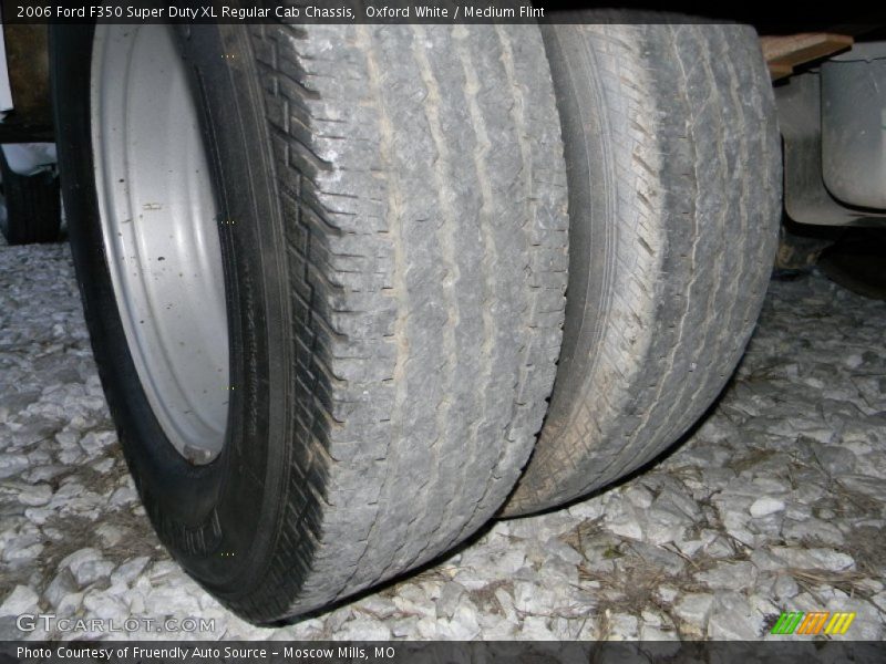 Oxford White / Medium Flint 2006 Ford F350 Super Duty XL Regular Cab Chassis