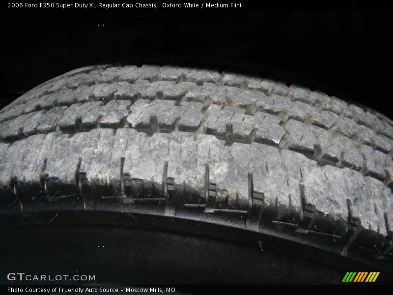 Oxford White / Medium Flint 2006 Ford F350 Super Duty XL Regular Cab Chassis