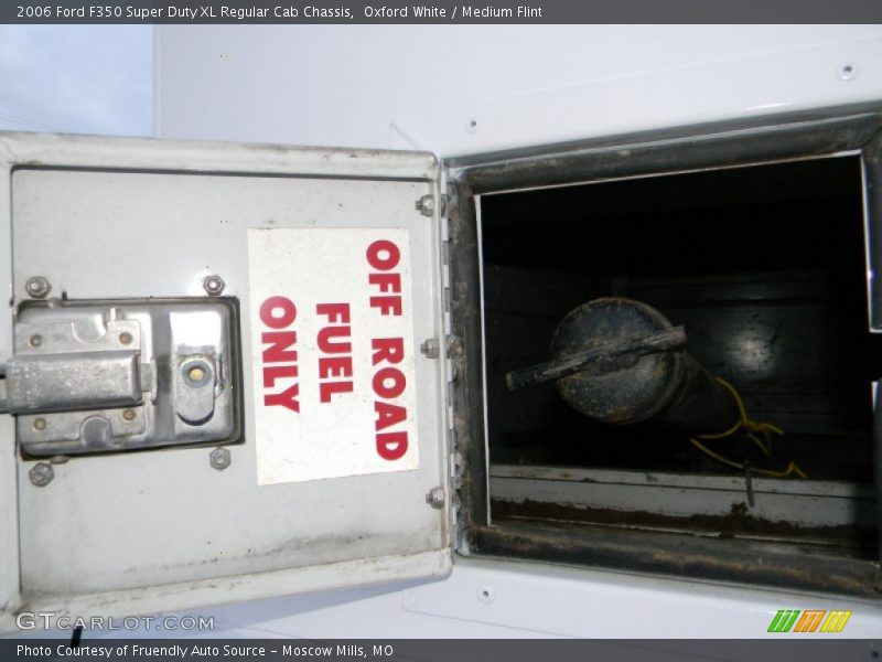 Oxford White / Medium Flint 2006 Ford F350 Super Duty XL Regular Cab Chassis