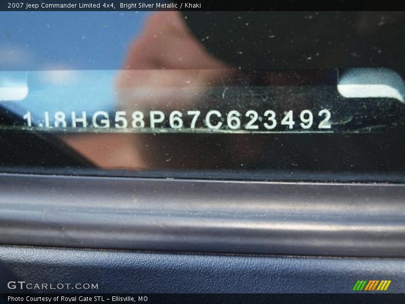 Bright Silver Metallic / Khaki 2007 Jeep Commander Limited 4x4