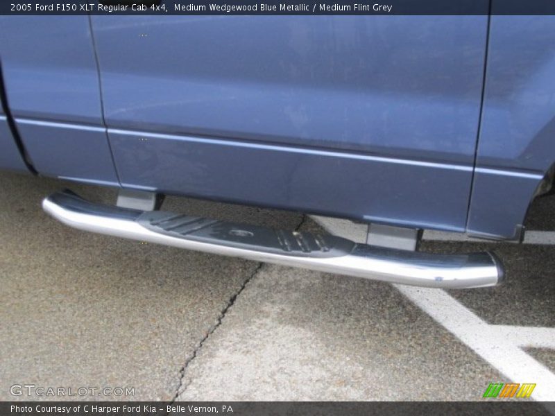 Medium Wedgewood Blue Metallic / Medium Flint Grey 2005 Ford F150 XLT Regular Cab 4x4