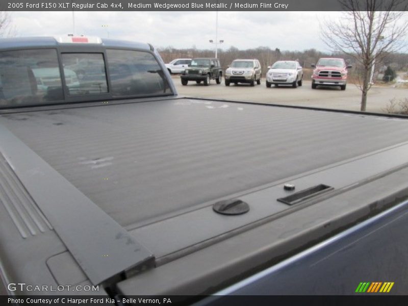 Medium Wedgewood Blue Metallic / Medium Flint Grey 2005 Ford F150 XLT Regular Cab 4x4