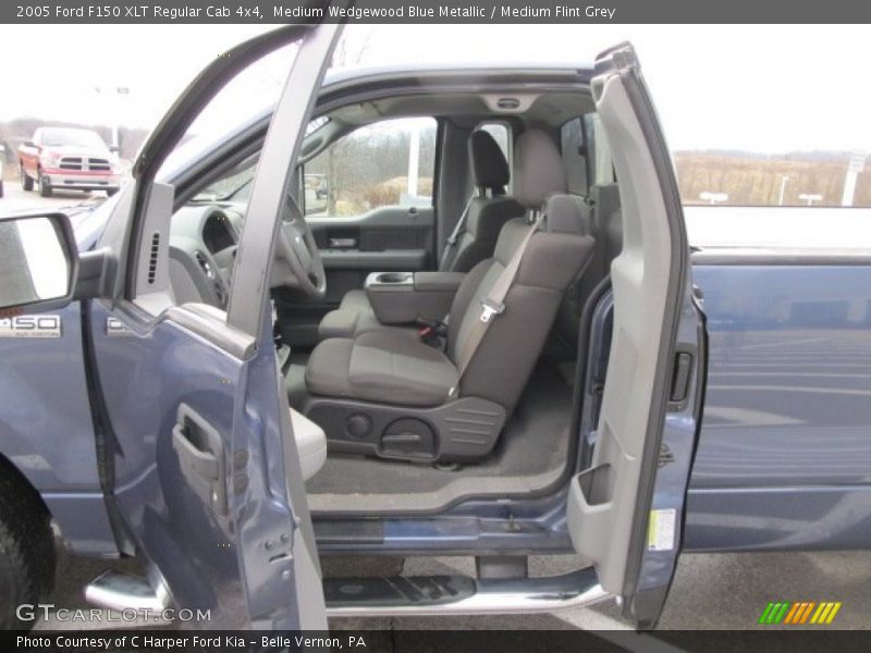 Medium Wedgewood Blue Metallic / Medium Flint Grey 2005 Ford F150 XLT Regular Cab 4x4