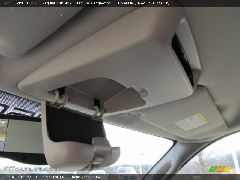Medium Wedgewood Blue Metallic / Medium Flint Grey 2005 Ford F150 XLT Regular Cab 4x4