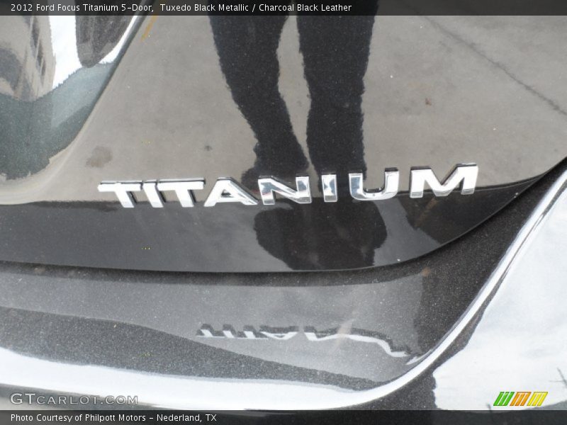  2012 Focus Titanium 5-Door Logo